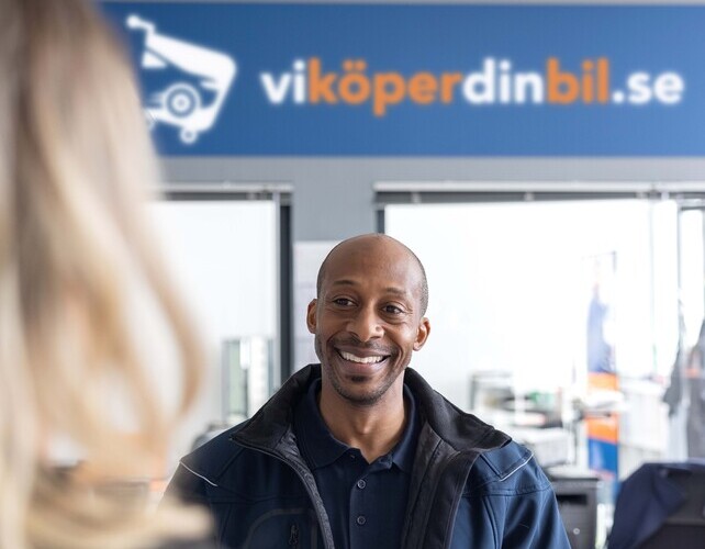 Bilar till salu Anställd köper bil från kund hos viköeprdinbil.se