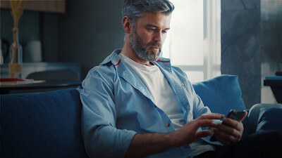 Sälja bil online Man säljer bil online i mobilen