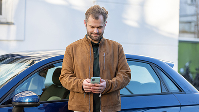 Man säljer bil online i mobilen